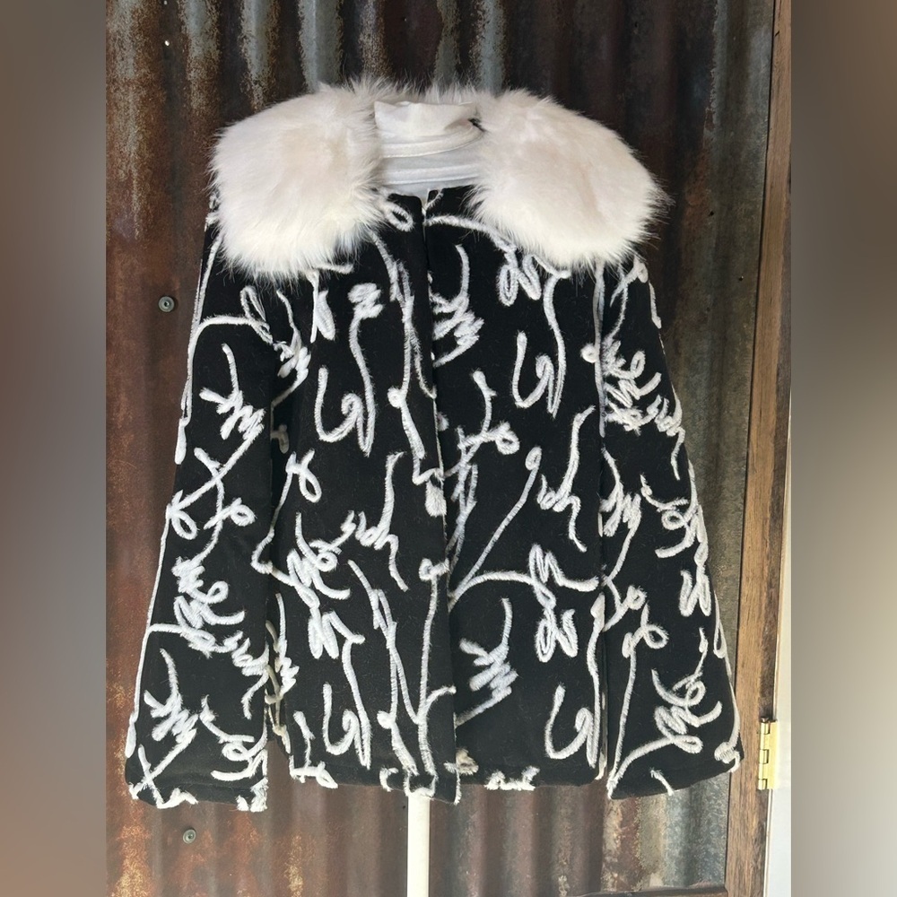 Radzoli Black/White Boucle poncho Faux fur collar-size S ( poncho fit)